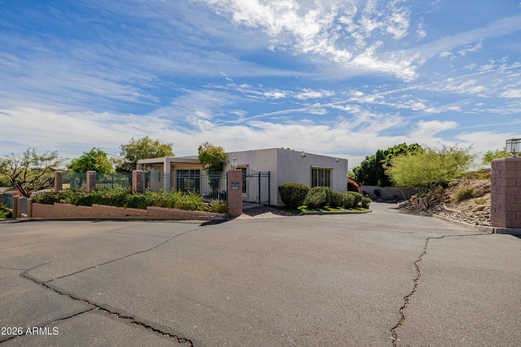 Image 8 of property listing at 2131 E BETHANY HOME Road, Phoenix, AZ 85016