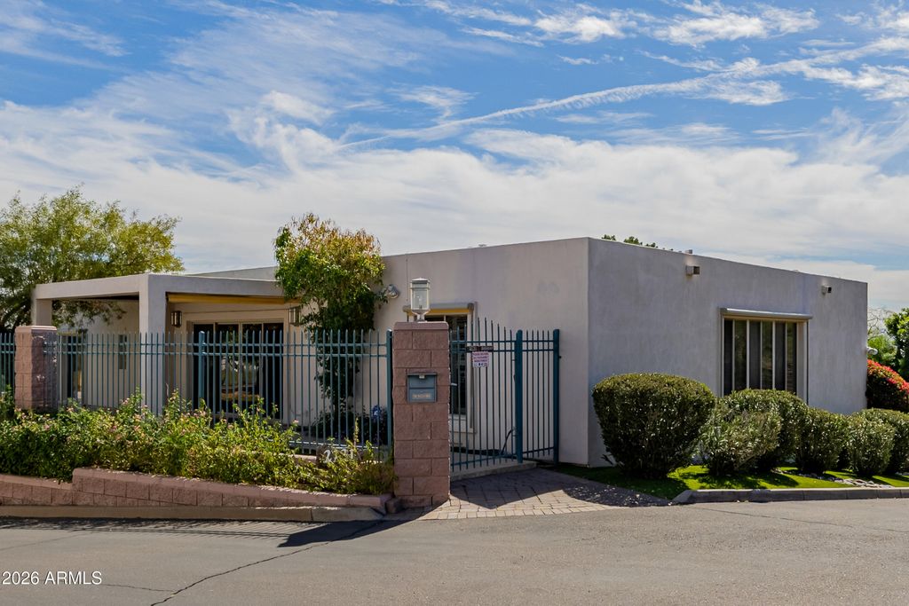 Image 9 of property listing at 2131 E BETHANY HOME Road, Phoenix, AZ 85016