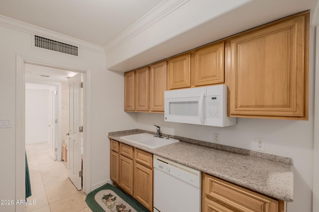 Image 93 of property listing at 2131 E BETHANY HOME Road, Phoenix, AZ 85016