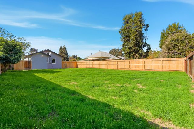 1416 S Court St Street, Visalia, CA 93277