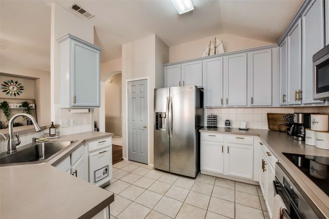 2732 Excalibur Drive, Grand Prairie, TX 75052