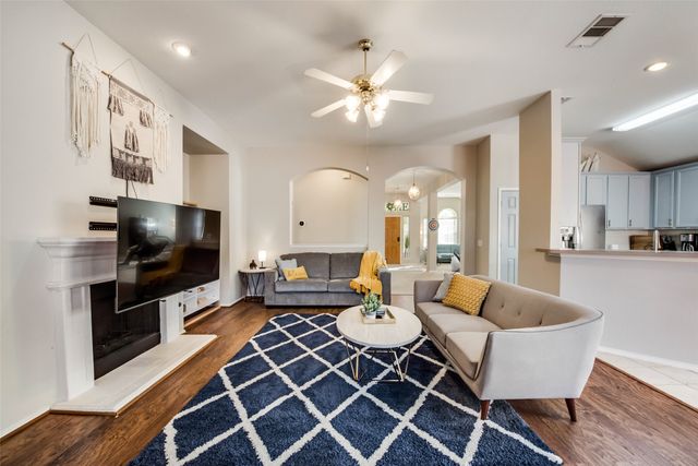 2732 Excalibur Drive, Grand Prairie, TX 75052