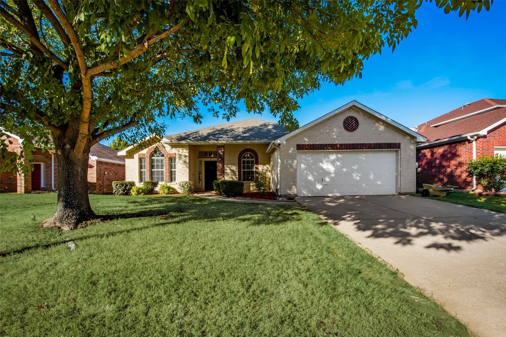2732 Excalibur Drive, Grand Prairie, TX 75052