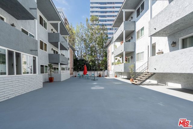 1262 S Barrington Avenue 204, Los Angeles, CA 90025