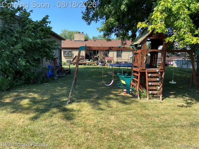 18550 Beechwood Street, Roseville, MI 48066