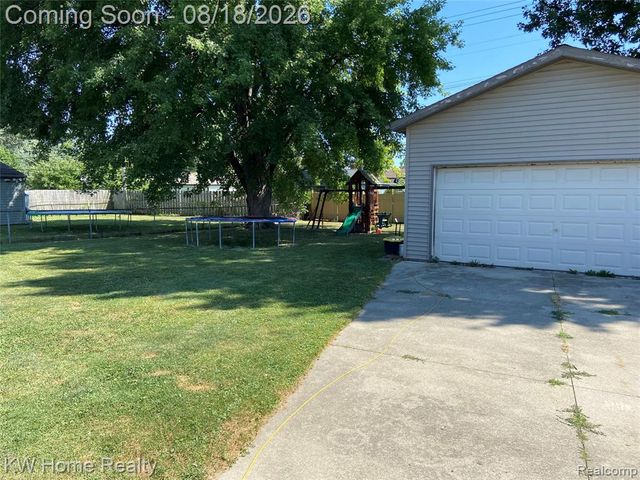 18550 Beechwood Street, Roseville, MI 48066