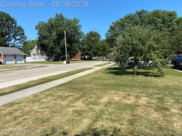 18550 Beechwood Street, Roseville, MI 48066