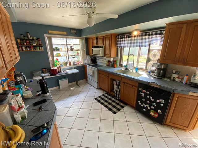 18550 Beechwood Street, Roseville, MI 48066