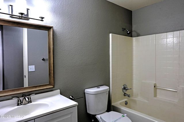 8966 E Fairway Groves Drive, Tucson, AZ 85730