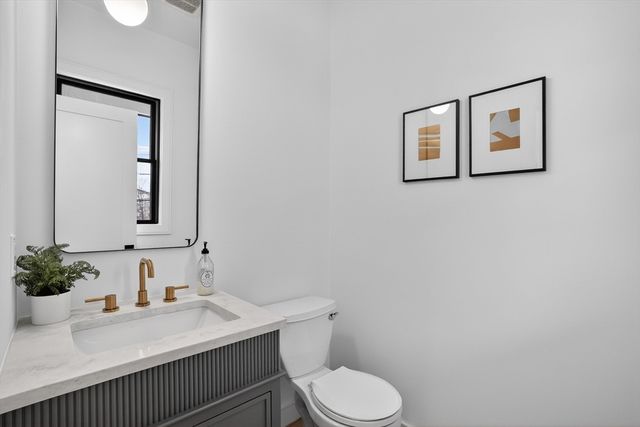 82-84 East Side Pkwy 82, Newton, MA 02458