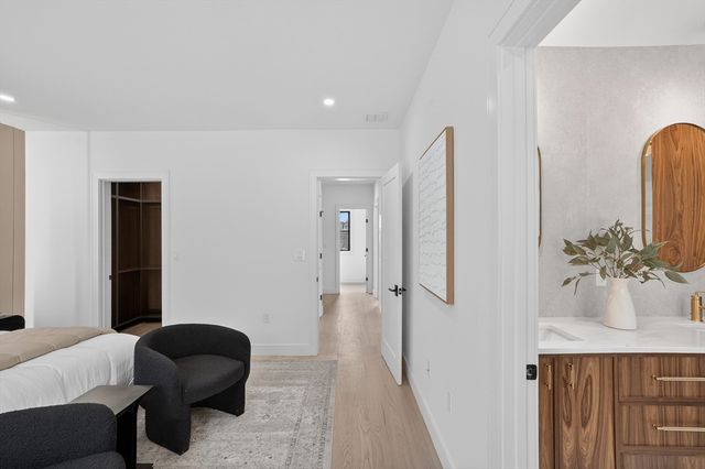 82-84 East Side Pkwy 82, Newton, MA 02458