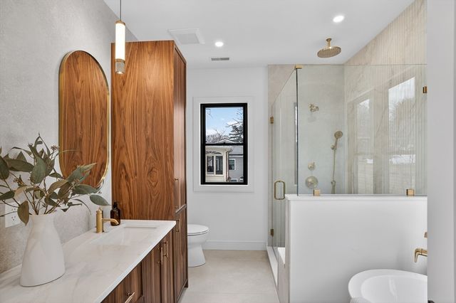 82-84 East Side Pkwy 82, Newton, MA 02458