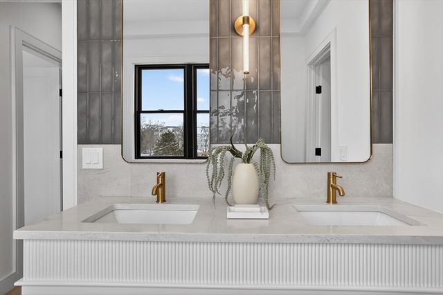82-84 East Side Pkwy 82, Newton, MA 02458