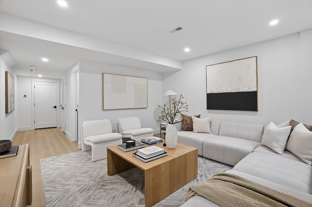 82-84 East Side Pkwy 82, Newton, MA 02458