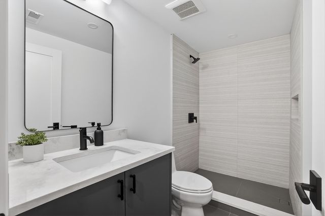 82-84 East Side Pkwy 82, Newton, MA 02458