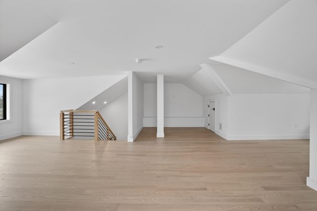 82-84 East Side Pkwy 82, Newton, MA 02458