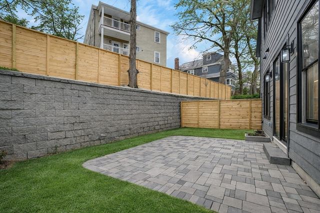 82-84 East Side Pkwy 82, Newton, MA 02458