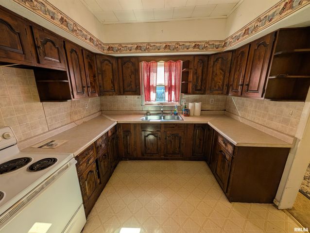 1024 W MAIN Street, Bushnell, IL 61422