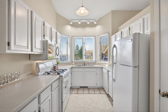 2317 Montana Avenue E, Maplewood, MN 55119