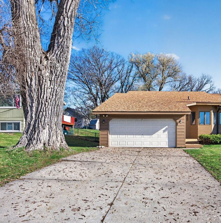 2317 Montana Avenue E, Maplewood, MN 55119