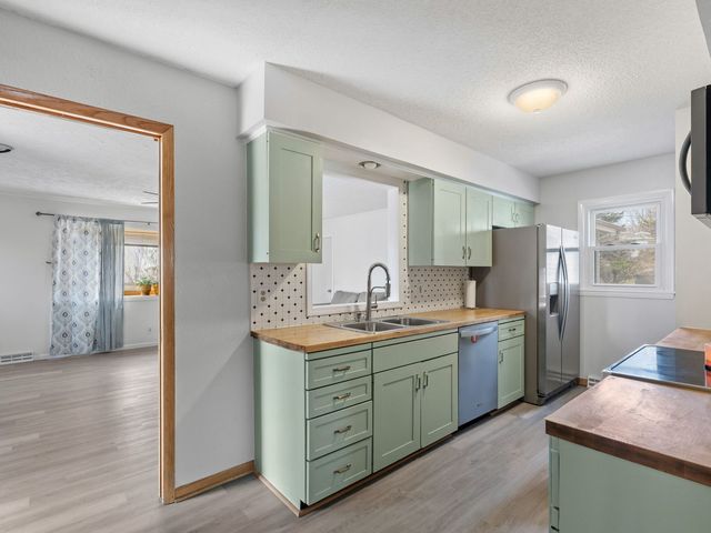 2814 Hillside Court, Bettendorf, IA 52722