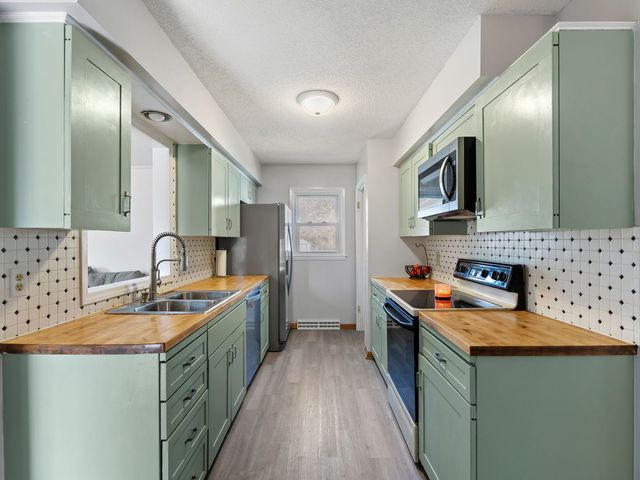 2814 Hillside Court, Bettendorf, IA 52722