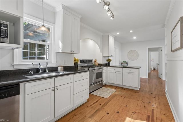200 Mistletoe DR, Newport News, VA 23606