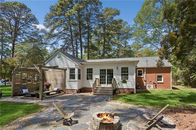 200 Mistletoe DR, Newport News, VA 23606