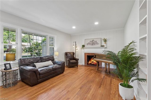 200 Mistletoe DR, Newport News, VA 23606