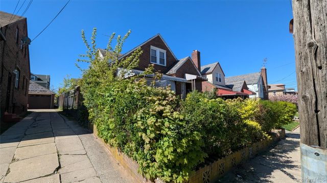 18910 114th Drive, Saint Albans, NY 11412