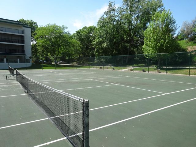 10511 Cedar Lake Road 503, Hopkins, MN 55305