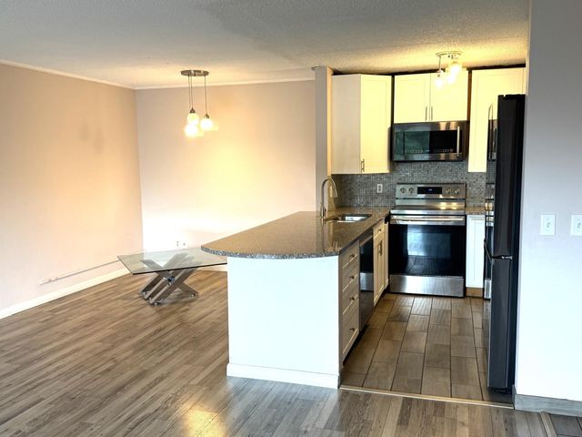 10511 Cedar Lake Road 503, Hopkins, MN 55305
