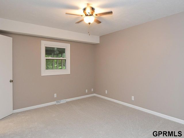 10417 Grand Avenue, Omaha, NE 68134