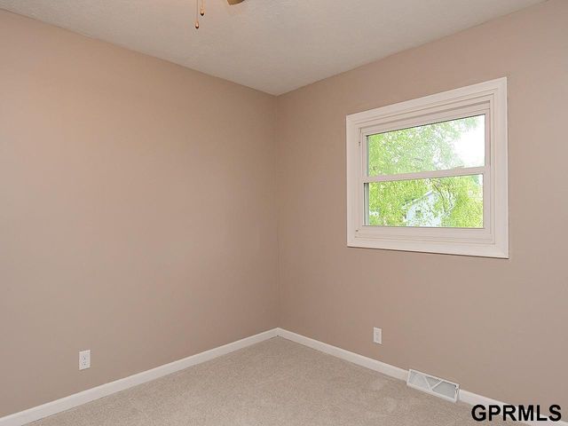 10417 Grand Avenue, Omaha, NE 68134
