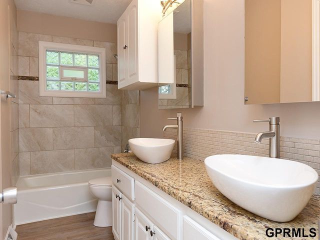 10417 Grand Avenue, Omaha, NE 68134