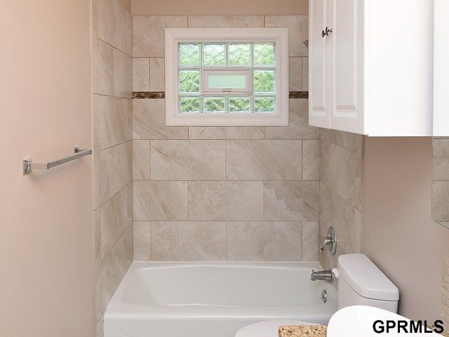 10417 Grand Avenue, Omaha, NE 68134