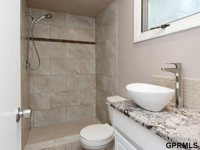 10417 Grand Avenue, Omaha, NE 68134