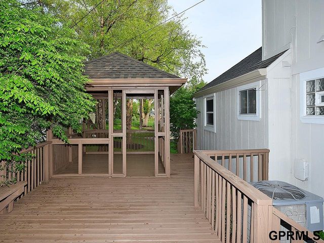 10417 Grand Avenue, Omaha, NE 68134