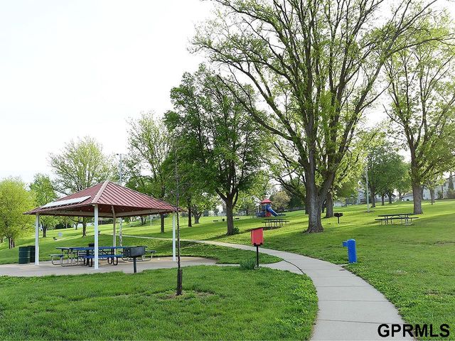 10417 Grand Avenue, Omaha, NE 68134
