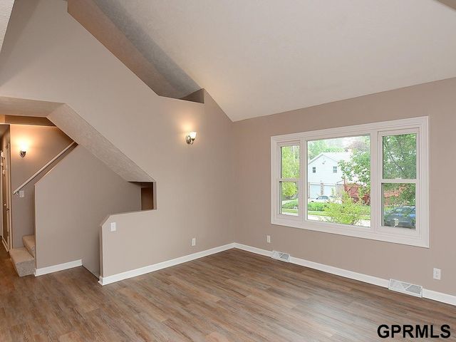 10417 Grand Avenue, Omaha, NE 68134