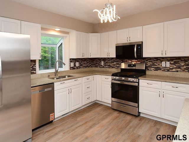 10417 Grand Avenue, Omaha, NE 68134