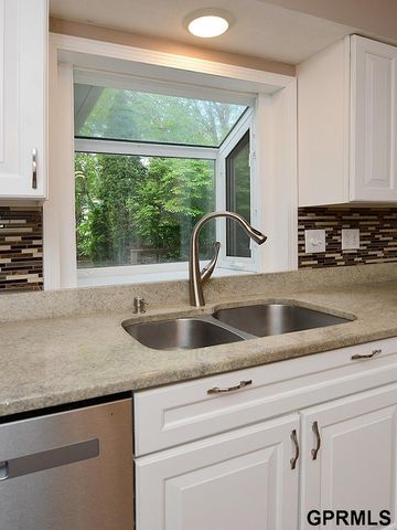 10417 Grand Avenue, Omaha, NE 68134