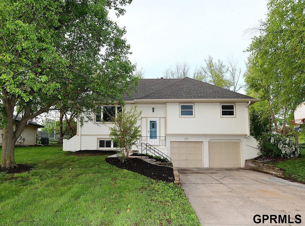 10417 Grand Avenue, Omaha, NE 68134