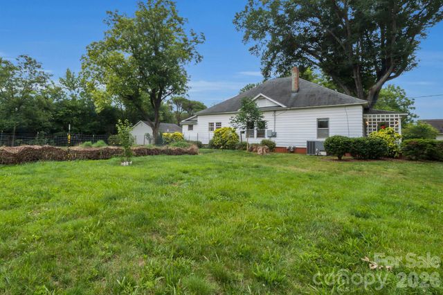 2103 N Thomas Avenue, Newton, NC 28658