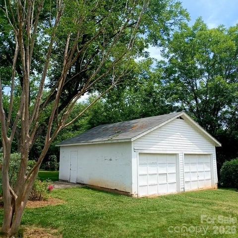 2103 N Thomas Avenue, Newton, NC 28658