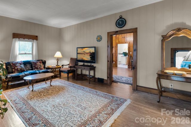 2103 N Thomas Avenue, Newton, NC 28658