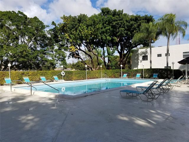 8875 SW 62nd Ter 10-D, Miami, FL 33173