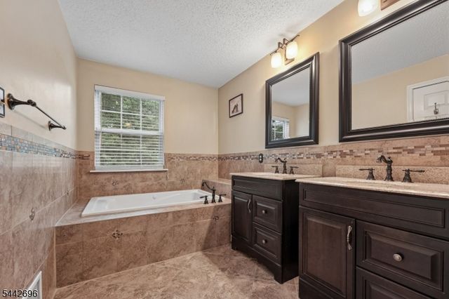 35 Hancock Dr, Morris Twp., NJ 07960