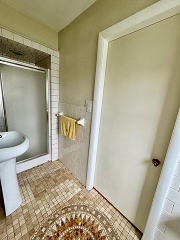556 Brayton Ave, Somerset, MA 02726