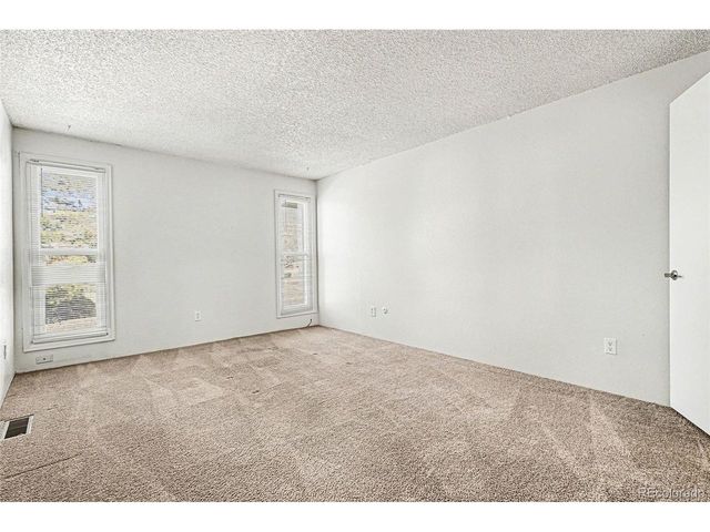 3040 S Macon Cir, Aurora, CO 80014